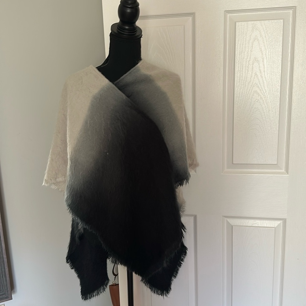 Simply Vera Wang fuzzy poncho wrap ombré green black EUC acrylic freshly clean